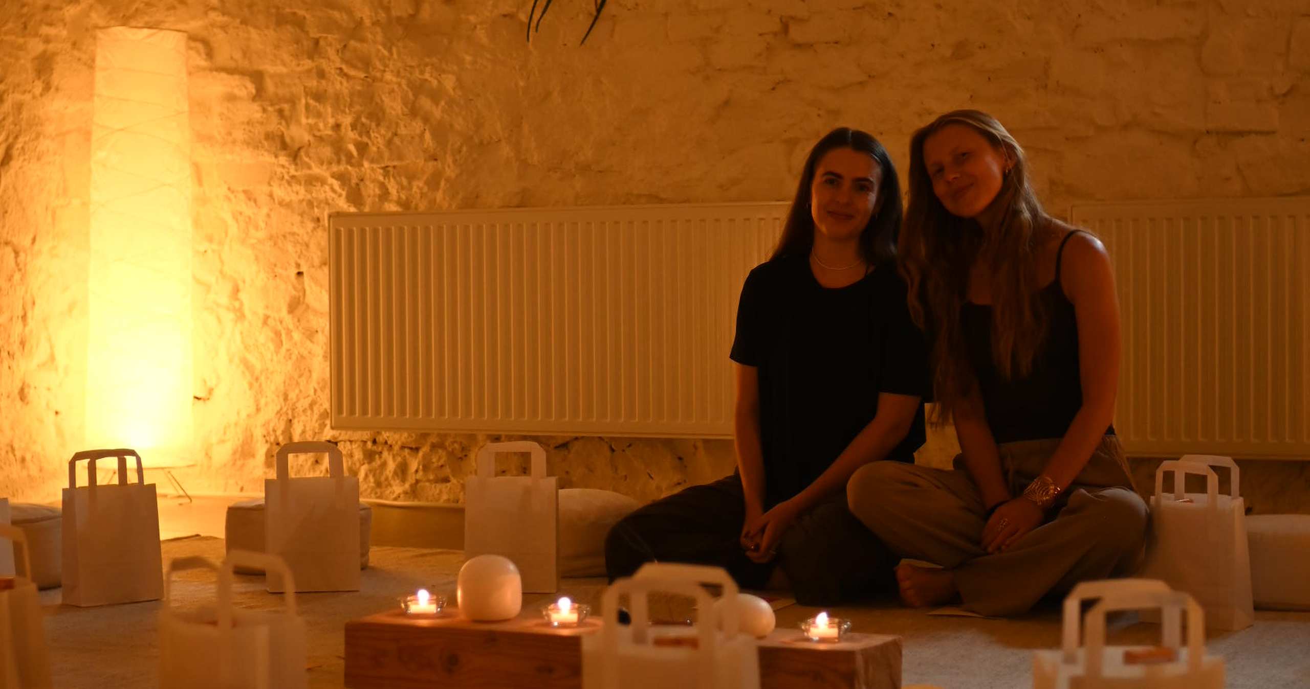 Sandra a Roxana v sále při svíčkách